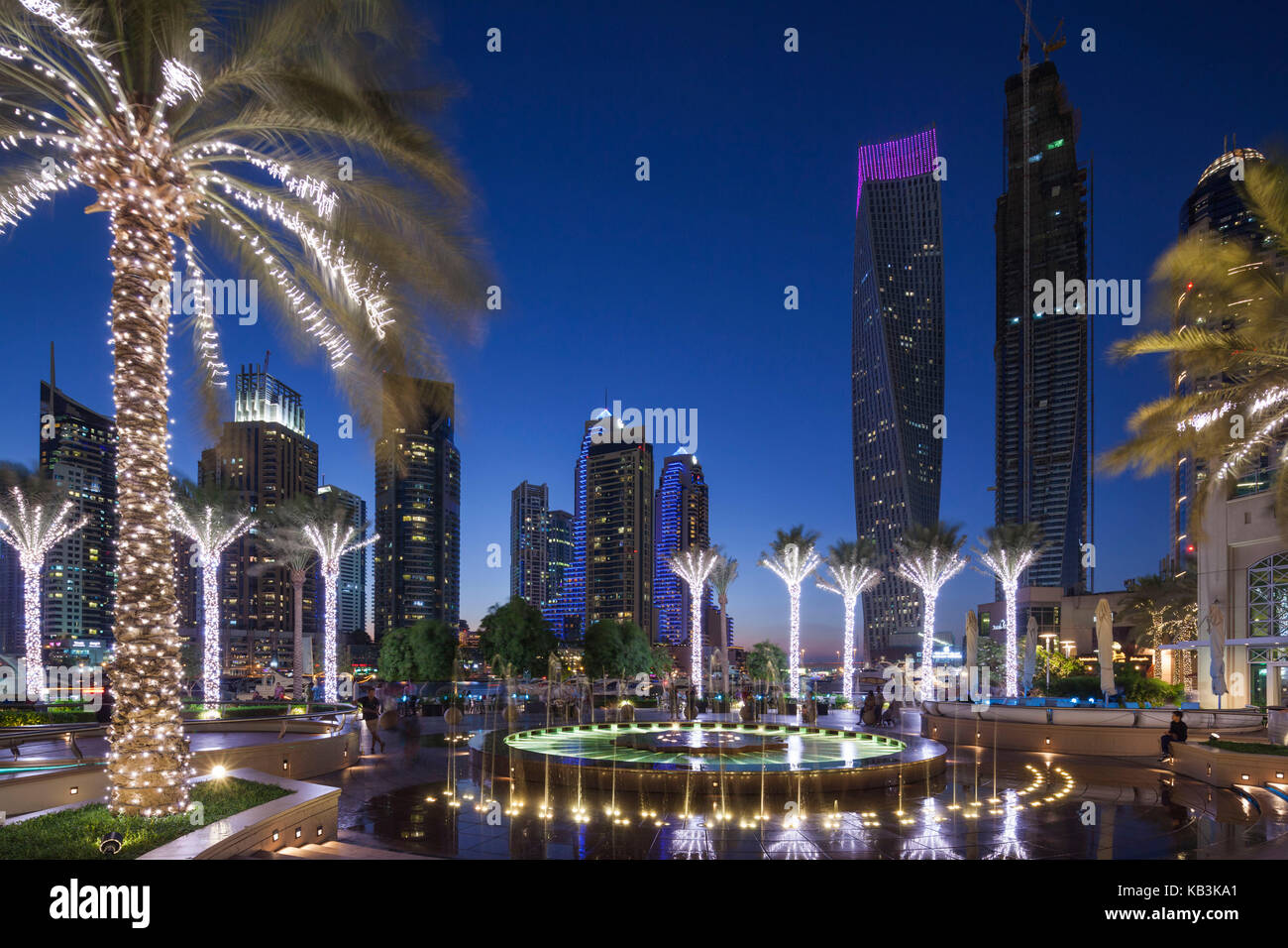 Uae, Dubai, Dubai Marina, hohe Gebäude einschließlich der Twisted cayan Tower, Dämmerung Stockfoto