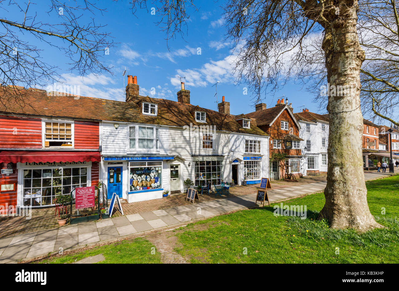 Geschäfte und Cafés einschließlich peggotty's Tea Shoppe, traditionelle Schindeln (weatherboarded) Gebäude, Tenterden High Street, Kent, South East England, Großbritannien Stockfoto