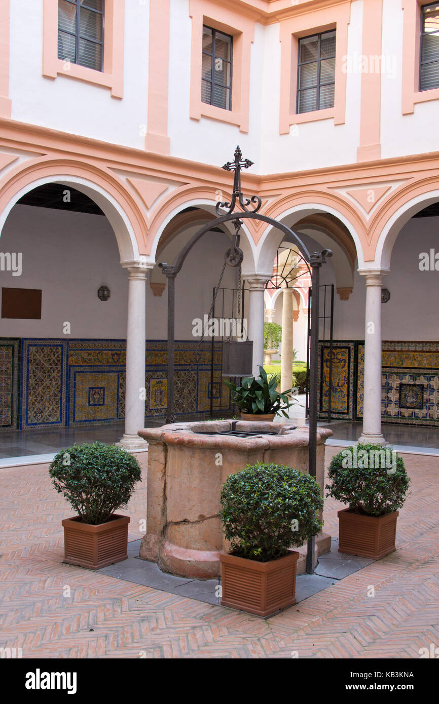Terrasse des Museum der Schönen Künste in Sevilla. Das Gebäude war ursprünglich ein Kloster. Stockfoto
