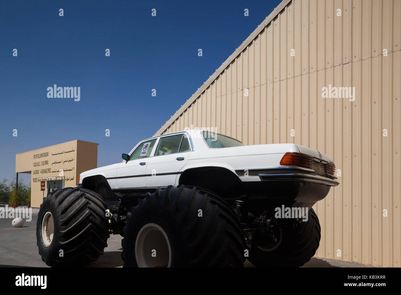 Vae, Abu Dhabi, shanayl, Emirates National Car Museum, eine Sammlung von Scheich Hamad Bin hamdan Al Nahyan, auch bekannt als der Regenbogen Scheich, Mercedes 450 4x4 Monster Truck Stockfoto
