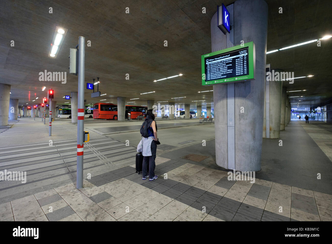 Passagier an Bord während der Zeitplan für ein Bus am Hauptbahnhof Wien, Wien, Österreich, Europa warten Stockfoto