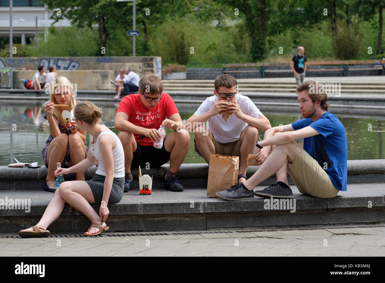 Gruppe von Freunden Essen chinesisch Essen im Freien Stockfoto