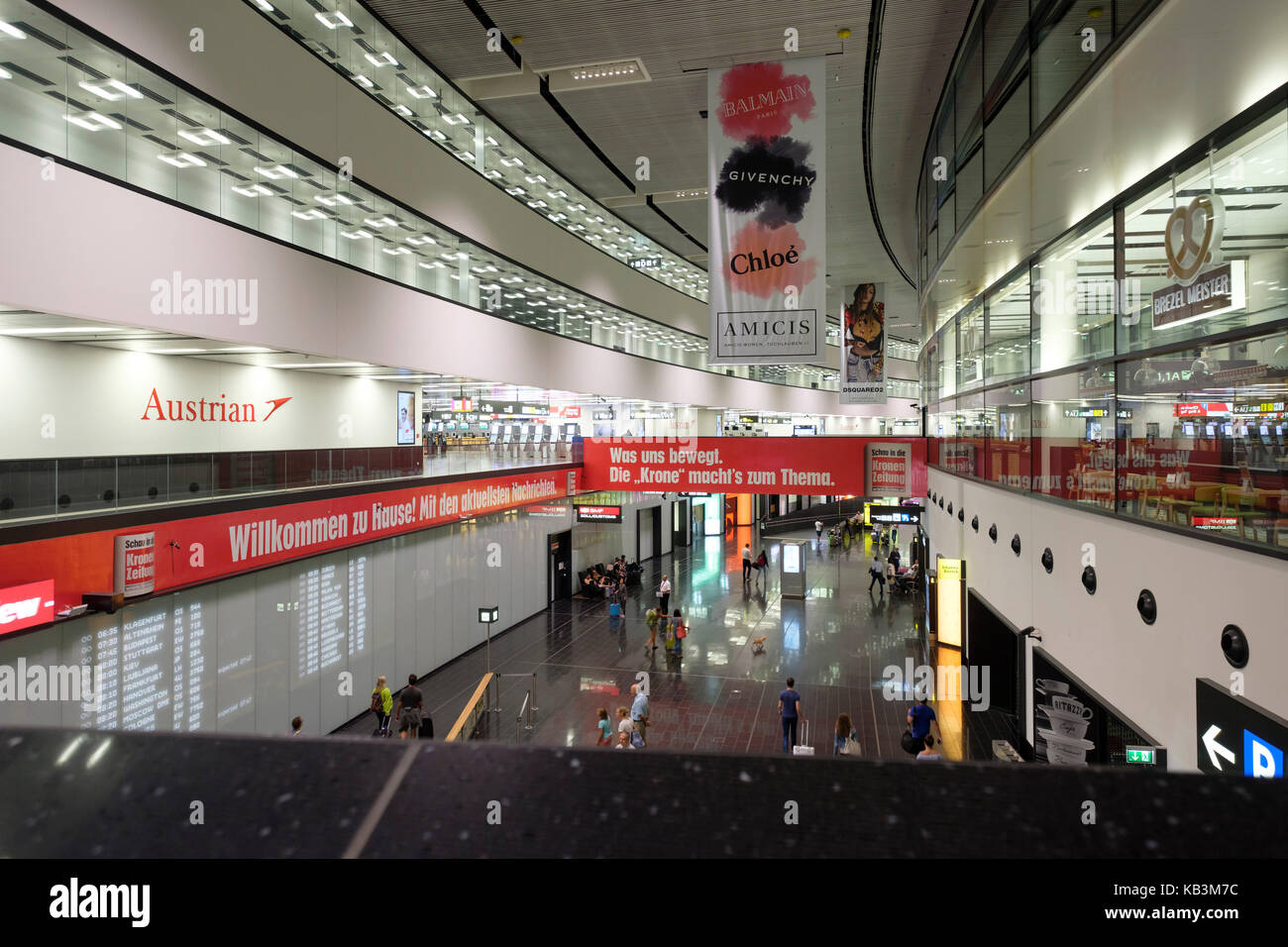 Vor der Ankunftshalle des Vienna International Airports Stockfoto