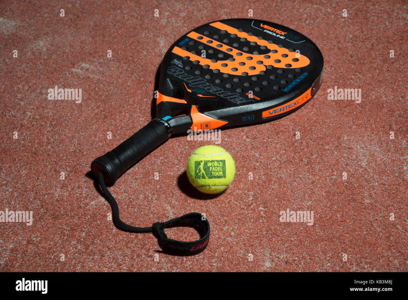 Padel Tennisschläger und Bälle auf einem padel Feld Stockfoto