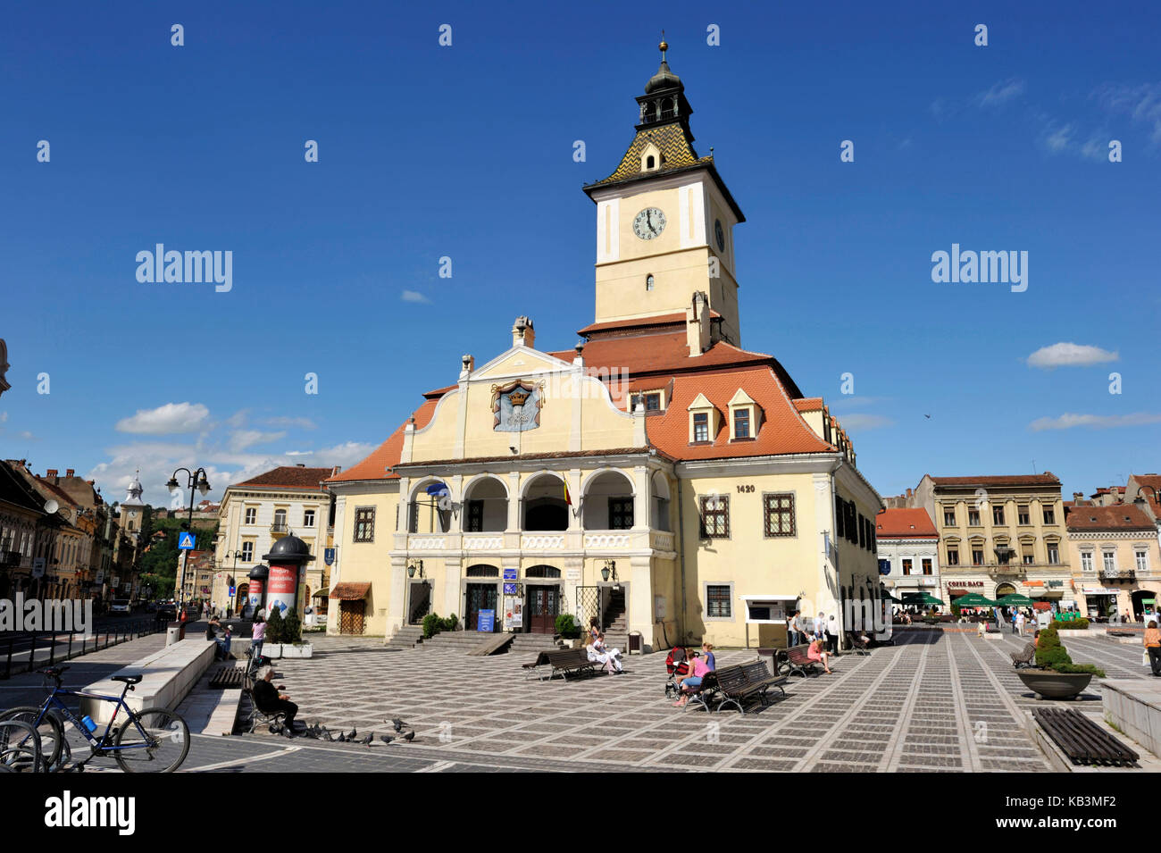 Rumänien, Siebenbürgen, Brasov, Piata Sfatului (Rathausplatz), Casa sfatului (Rat haus) Stockfoto