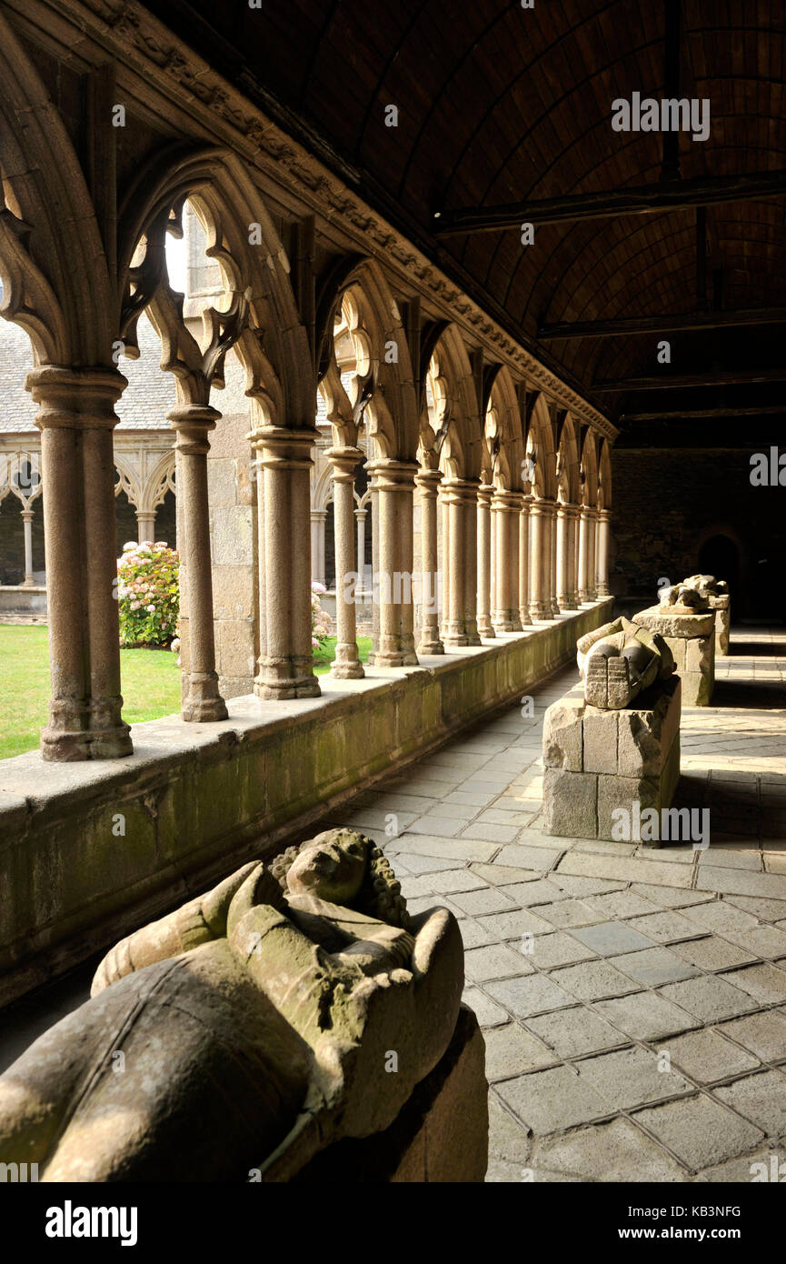 Frankreich, Cotes d'Armor, Treguier, Saint-Tugdual Kathedrale, der Kreuzgang im extravaganten gotischen Stil von 1461 und Liegerad Statue Stockfoto