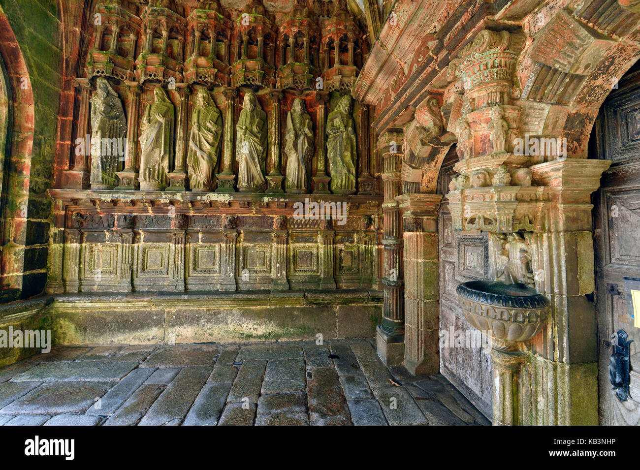 Frankreich, Finistere, Guimiliau, Pfarrei Gehäuse, Kirche, Statuen der Apostel unter der Veranda Stockfoto