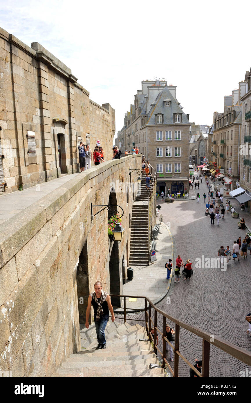 Frankreich, Ille et Vilaine, Cote d'Emeraude (Smaragdküste), Saint Malo, die Wälle der Stadtmauer, Wälle zu Fuß Stockfoto