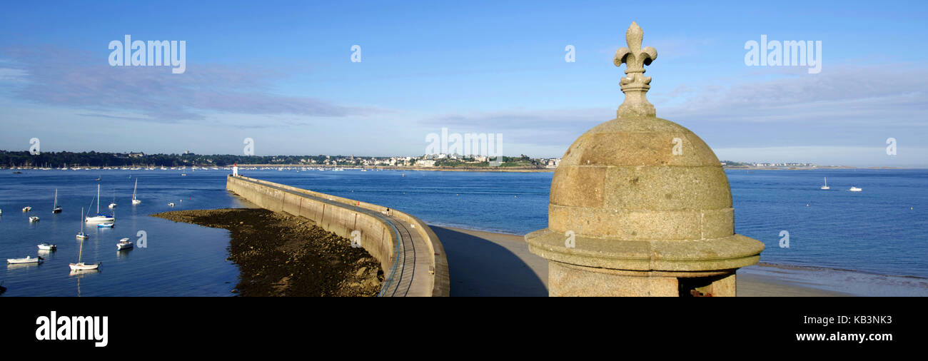 Frankreich, Ille et Vilaine, Cote d'Emeraude (Smaragdküste), Saint Malo, die Wälle der Stadt mit Mauern, der Saint Philippe Bastion und Mole des Noires Stockfoto
