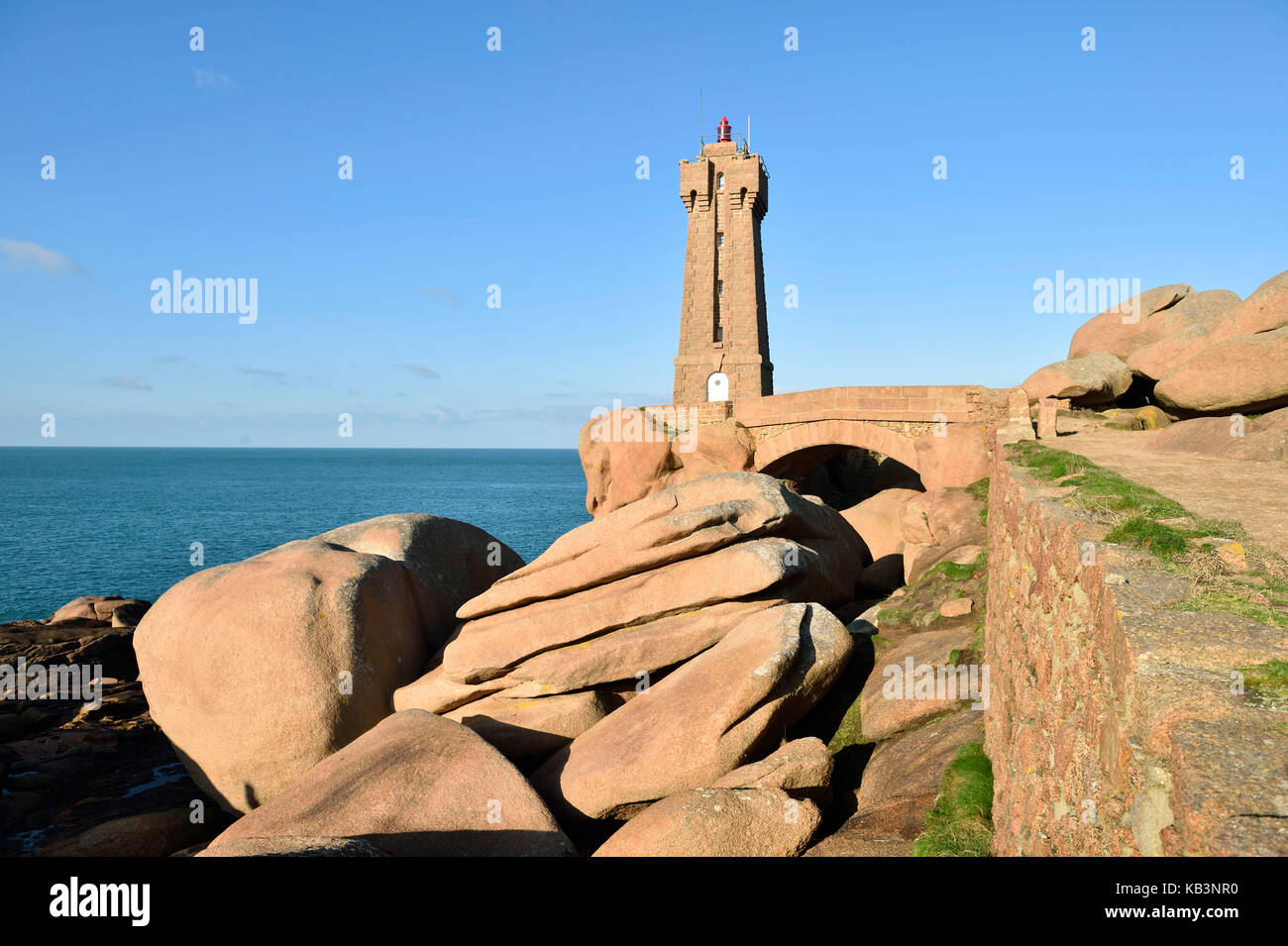 Frankreich, Cotes d'Armor, Perros Guirec, Ploumanac'h, rosa Granit Küste (Côte de Granit Rose), Pointe de Squewel, die Männer Ruz Leuchtturm Stockfoto