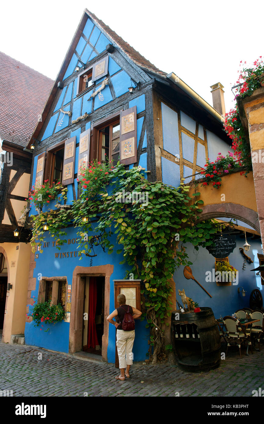 Frankreich Haut Rhin Elsass Weinstrasse Riquewihr Dorf Gekennzeichnet Les Plus Beaux Villages De France Die Schonsten Dorfer Frankreichs Winstub Au Tire Bouchon Stockfotografie Alamy