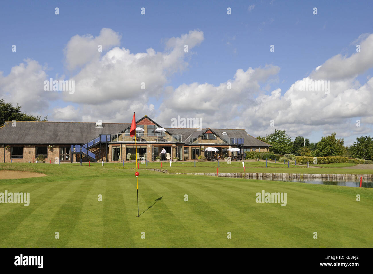 Ansicht des 18 Grün und Klubhaus, bletchingley Golf Club, Surrey, England Stockfoto