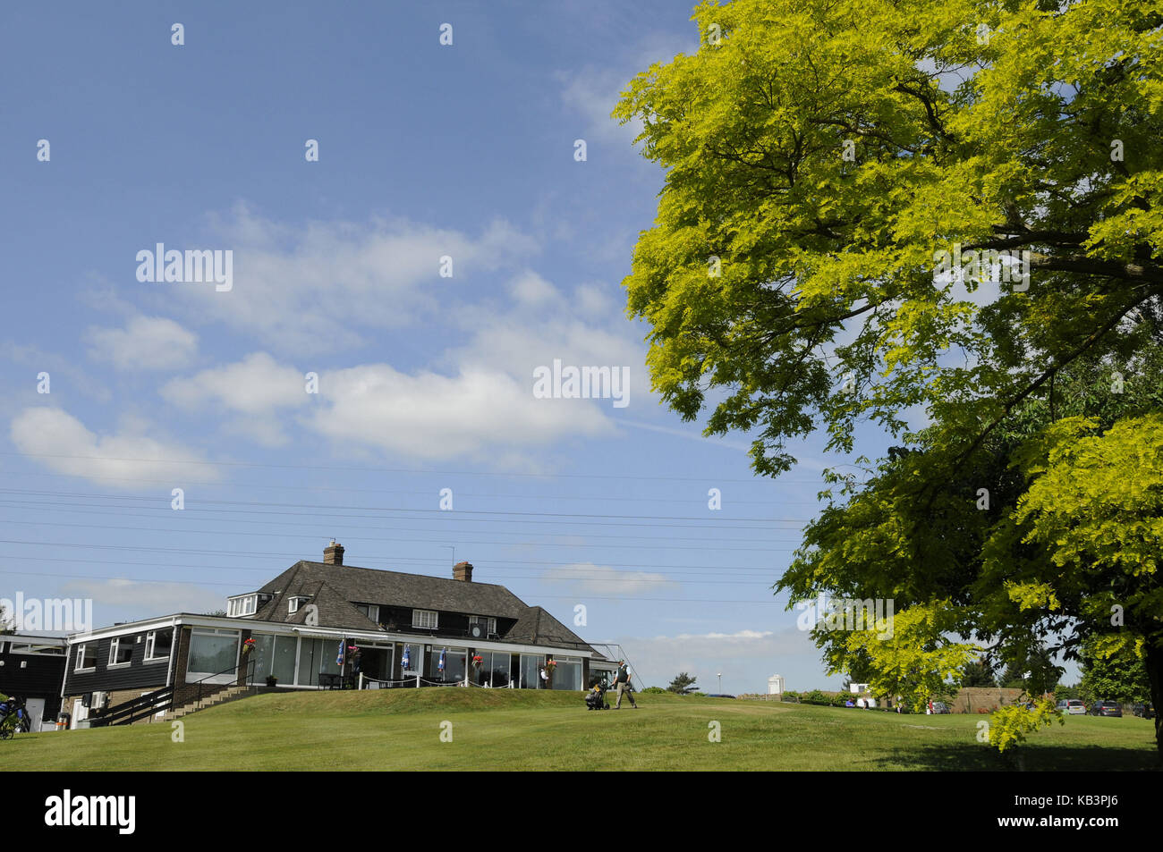 Blick hinauf auf das Clubhaus von der 1-T-Stück, Canterbury Golf Club, Canterbury, Kent, England Stockfoto