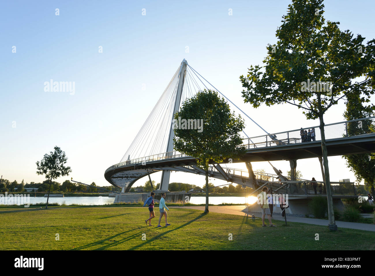 Frankreich, Bas Rhin, Straßburg, Passerelle Mimram über den Rhein und den Jardin des Deux Rives (zwei Ufergärten) auf der deutschen Seite bei Kehl Stockfoto