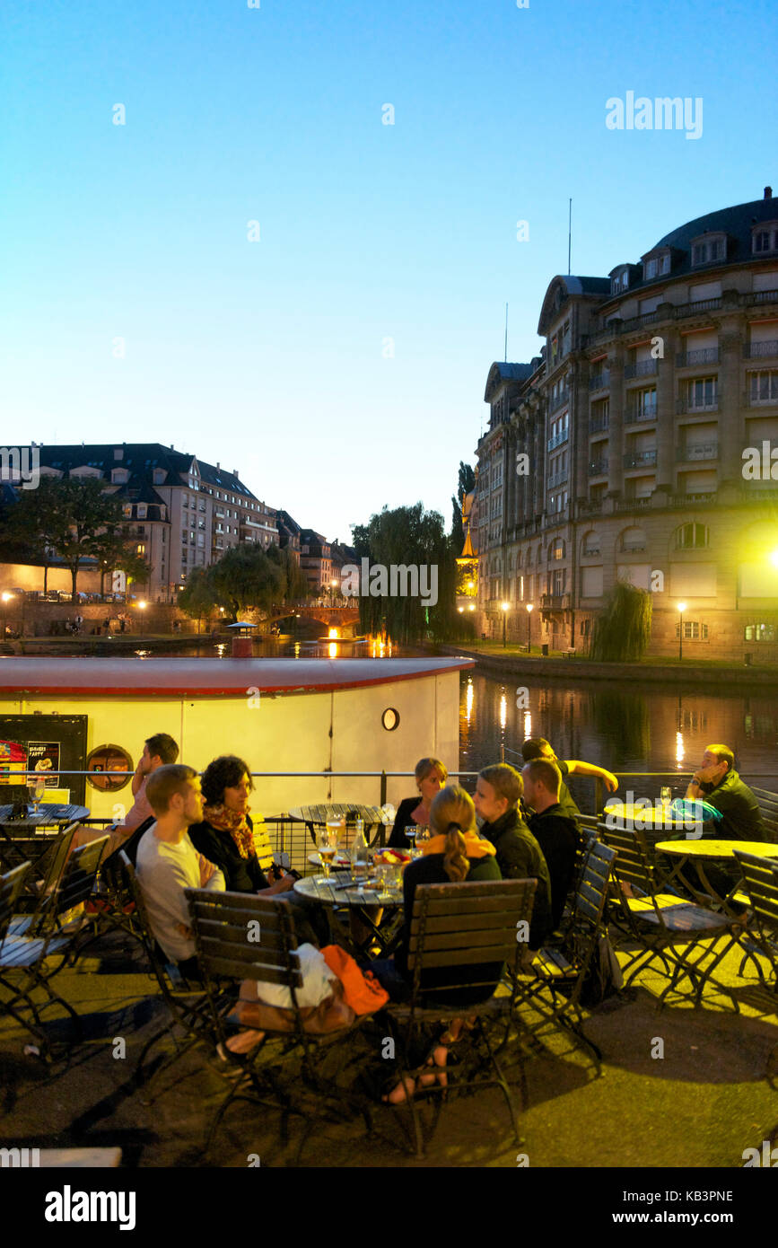Frankreich, bas-rhin, Straßburg, Altstadt Unesco Weltkulturerbe, Cafés Boote auf dem Quai des Bateliers an den Ufern der Ill Stockfoto