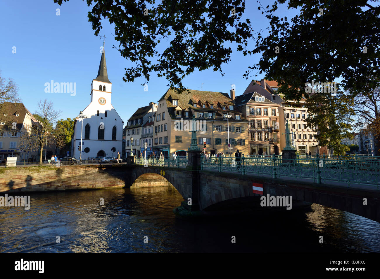 Frankreich, Elsass, Bas Rhin, Straßburg, Quai des Bateliers und Sainte-Madeleine-Kirche Stockfoto