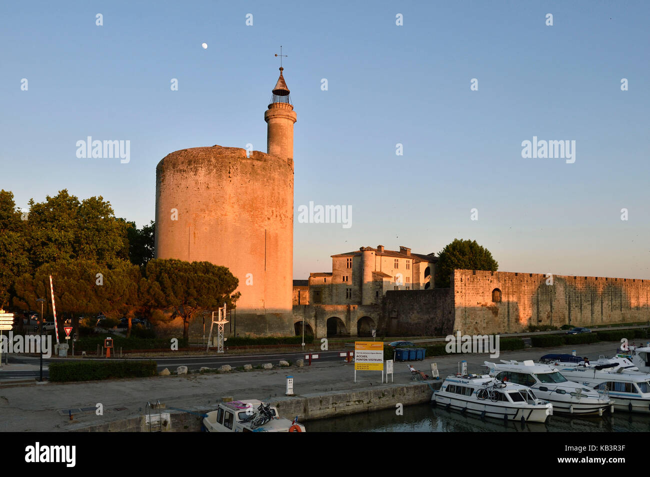 Frankreich, Gard, Aigues Mortes, Tour de Constance, Stadtmauer und Kanal Stockfoto