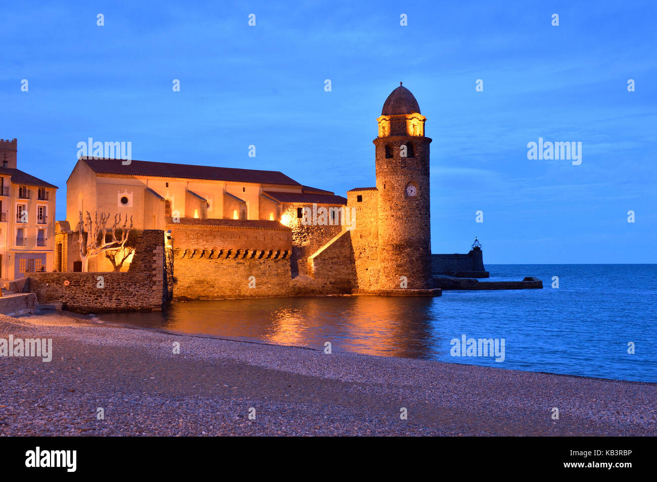 Frankreich, Pyrenees Orientales, Collioure, Boramar Strand und Kirche von Notre Dame des Anges Stockfoto