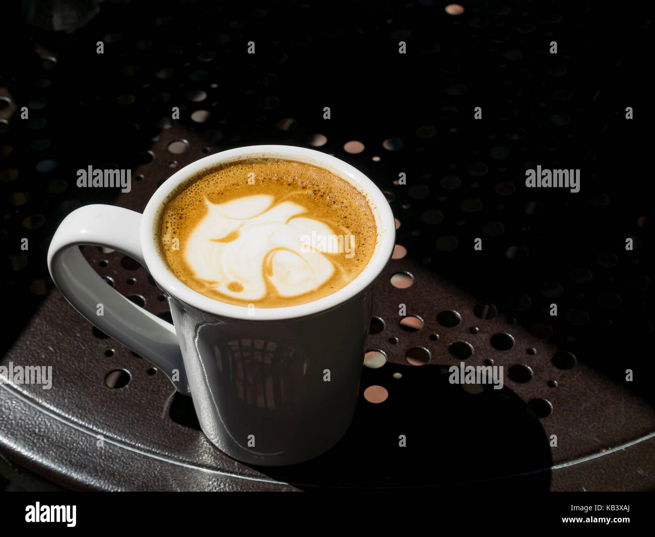 Besondere blatt Creme kunst Kaffee, Getränk in Los Angeles, Kalifornien, USA Stockfoto
