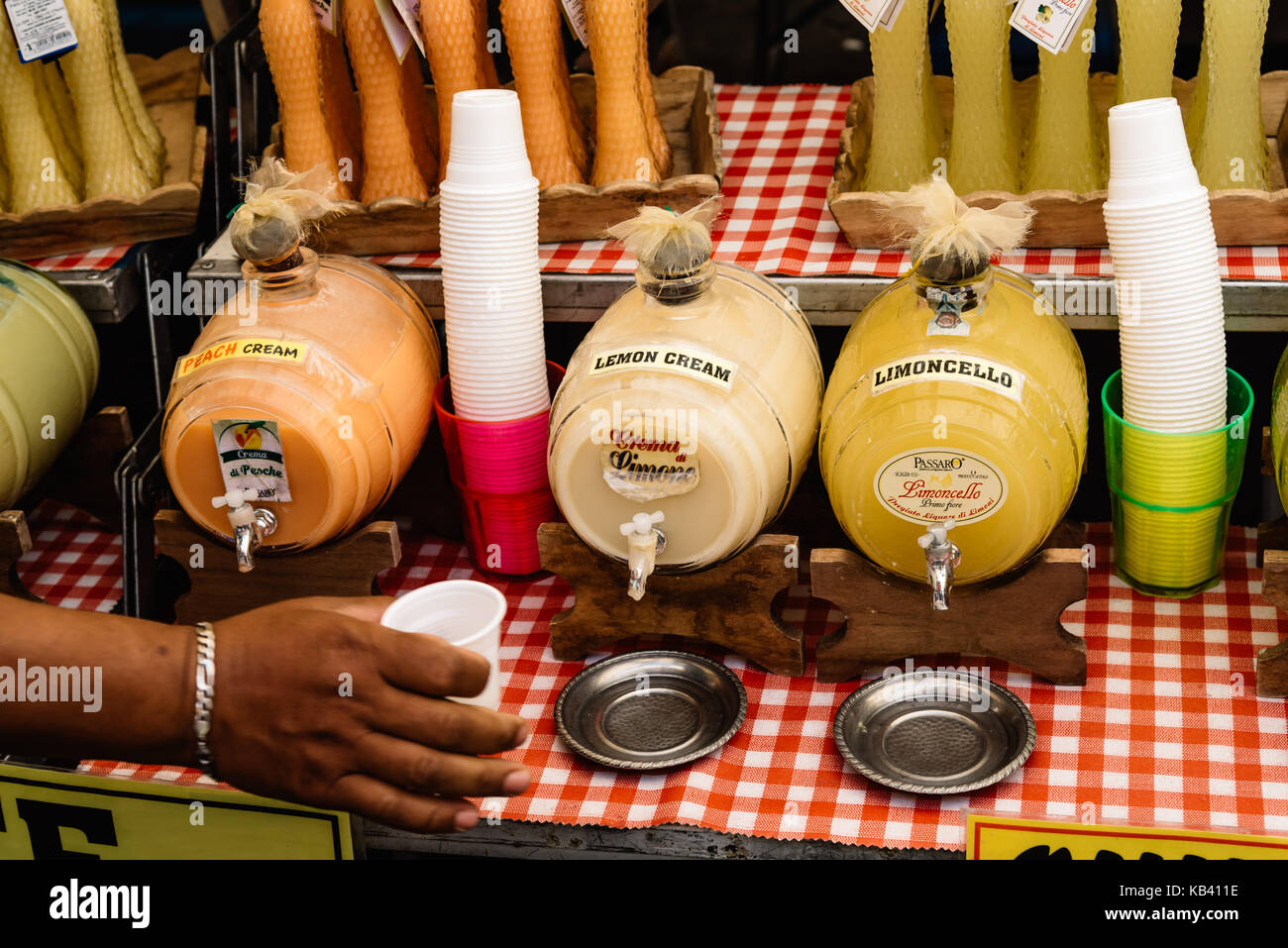 Limoncello und andere Spirituosen in Street Market Stockfoto