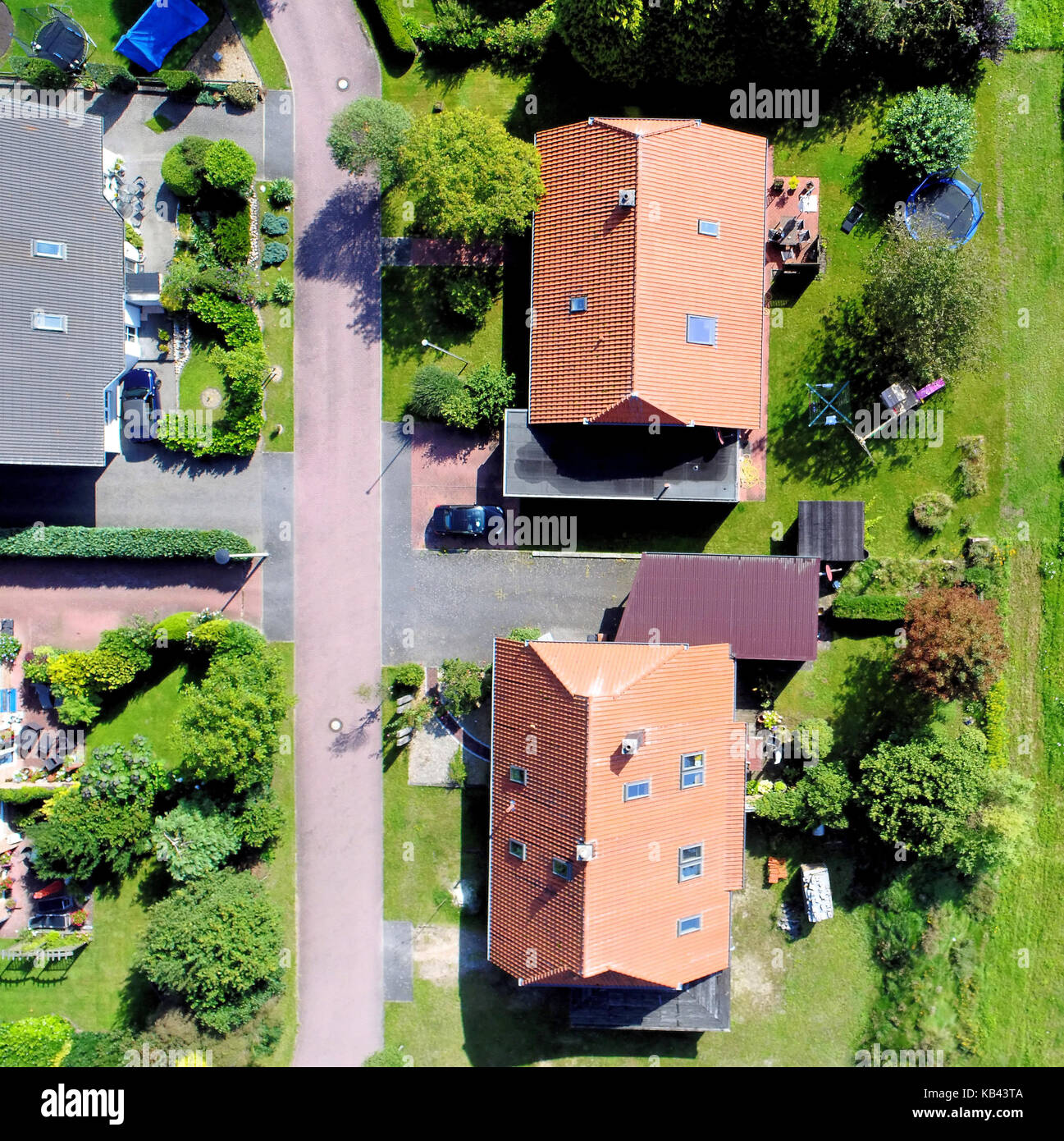 Luftbild mit der Drohne, neu Aufbau Grundstück mit einzelnen Häusern und Gärten, enge