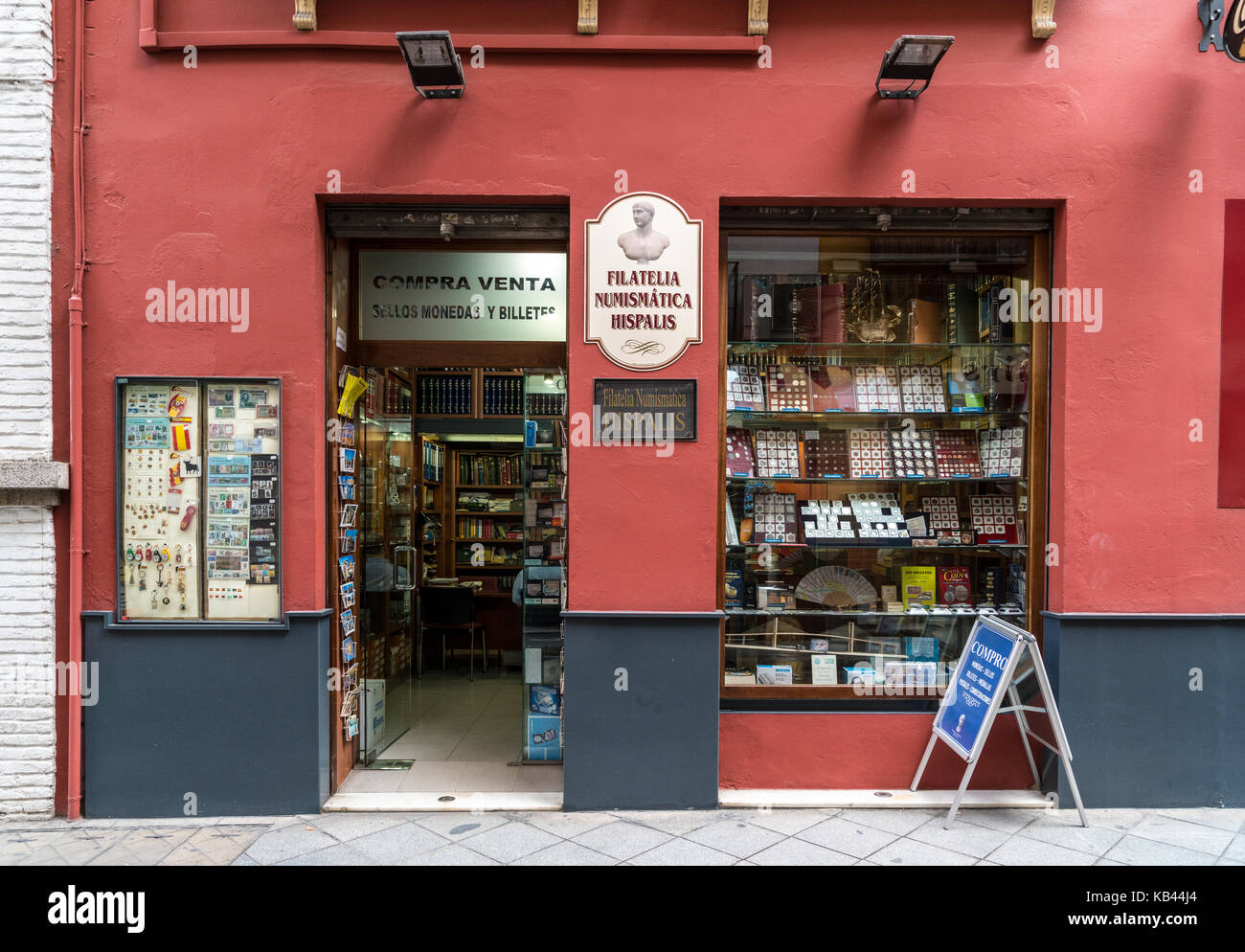 Philatelistische und Numismatische Shop im Barrio de Santa Cruz in Sevilla, Spanien Stockfoto