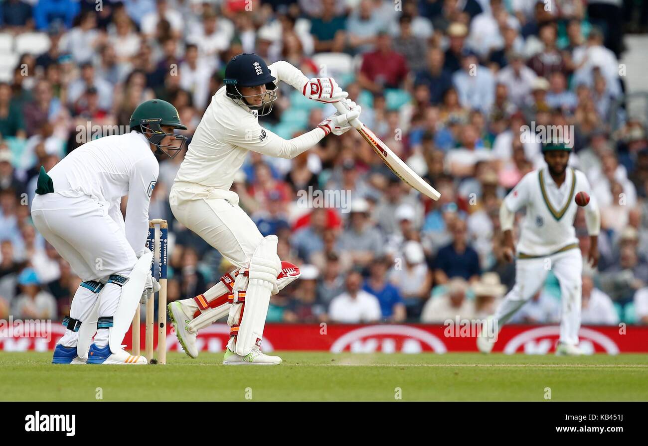 Joe Root von England schlagen bei Tag vier Der dritte investec Test Match zwischen England und Südafrika am Oval in London. 30. Juli 2017 Stockfoto