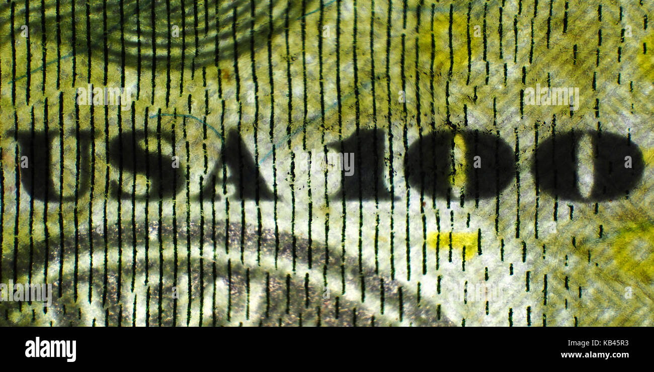 Licht Schliffbild einer Sicherheit thread auf uns Bill $ 100 übertragen (Jahr 2009), dargestellt ist ca. 12 mm breit Stockfoto