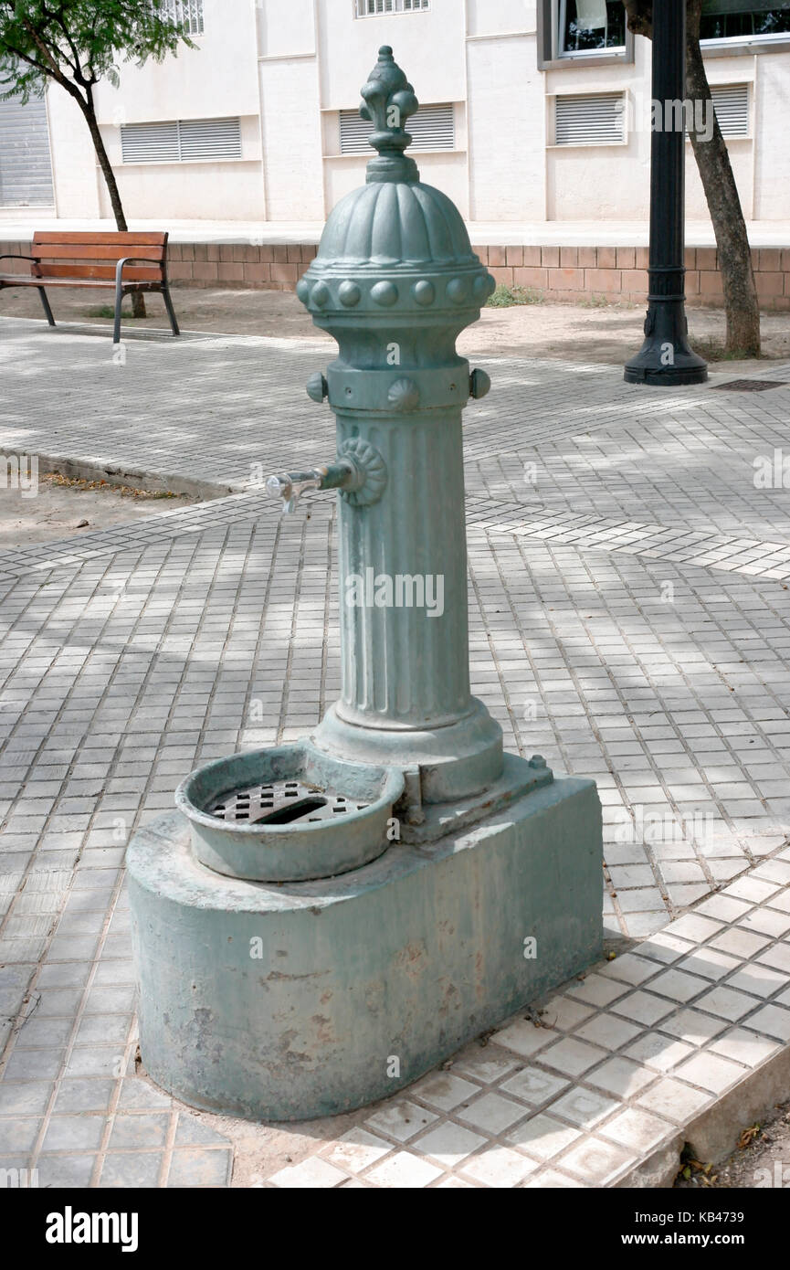 Alte Trinkwasser in Spanisch Park tippen Stockfoto