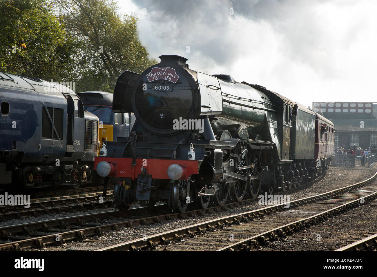 Flying Scotsman verlässt den Barrow Hill Roundhouse & Railway Centre in Barrow Hill, Chesterfield, Derbyshire Stockfoto