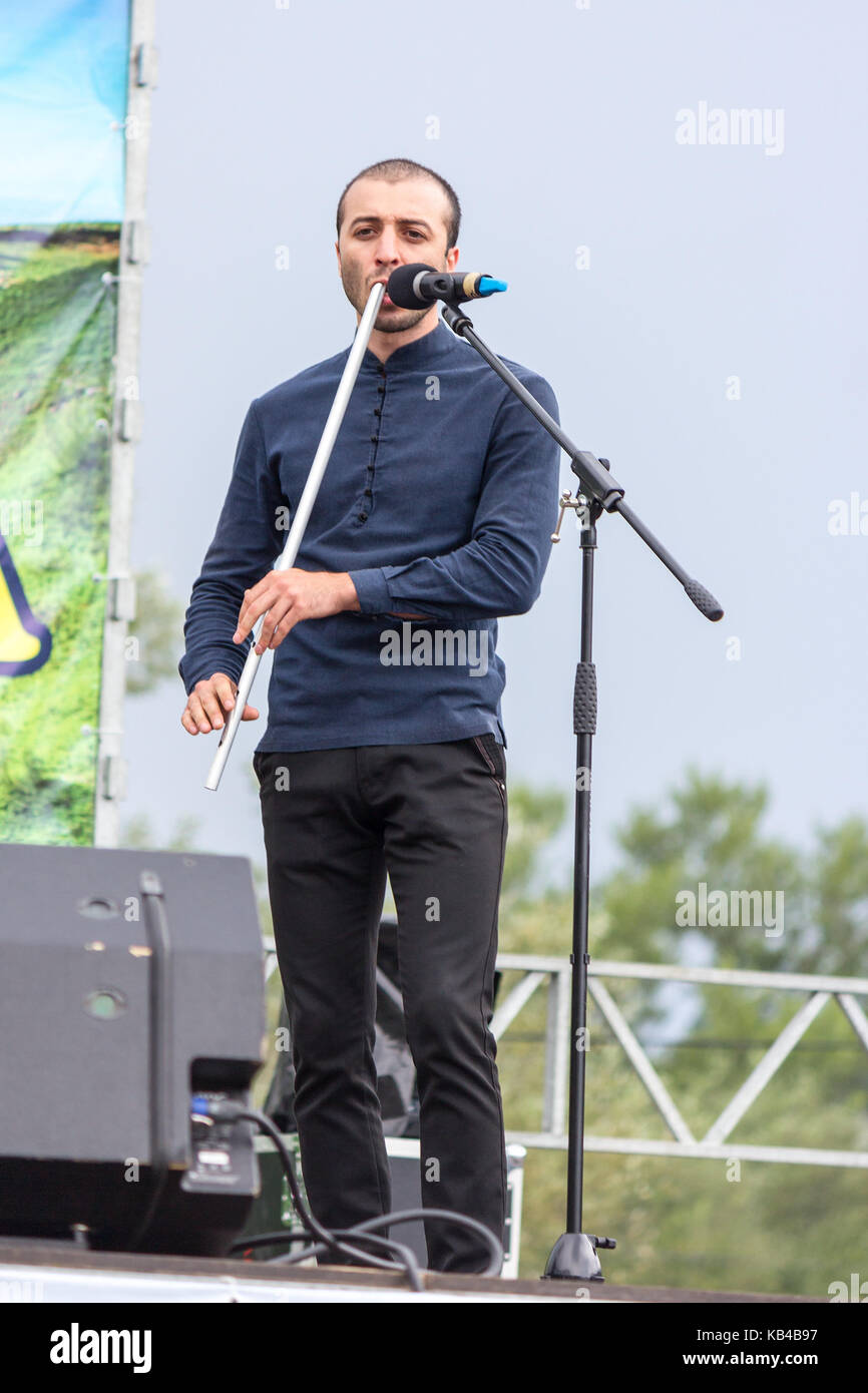 Adygea, Russland - 19 August, 2017: Der Mann auf der Bühne spielt die Adyghe traditionelles Musikinstrument Kamyl am offenen Adyghe Käse Festival in Ady Stockfoto