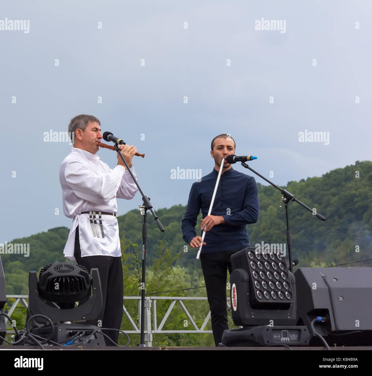 Adygea, Russland - 19. August 2017: Das mans auf der Bühne spielt die Adyghe traditionelles Musikinstrument Kamyl und Panflöte am offenen Adyghe Käse fe Stockfoto