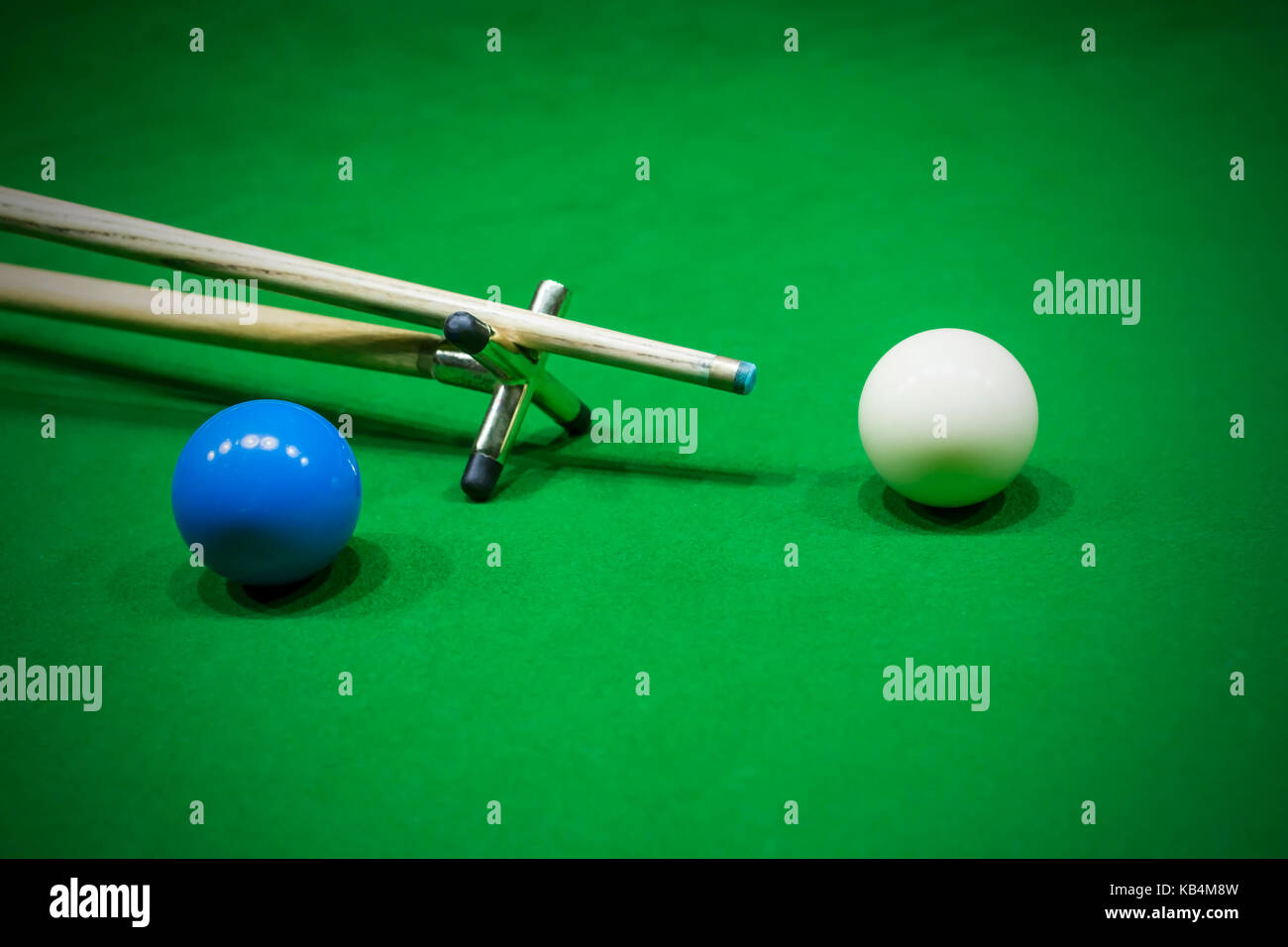 Snooker Tisch. Mit dem Ziel, die weiße Kugel mit Spinne stick. Stockfoto