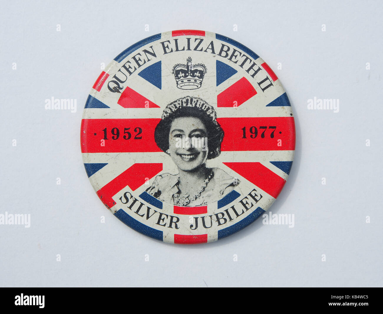 Eine commemerative Button pin Badge feiern das Silberne Jubiläum von Königin Elizabeth II. Stockfoto