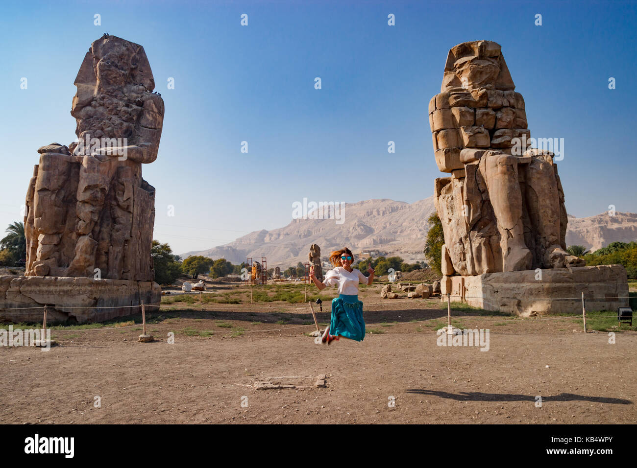 Sprünge in der Nähe der Ruinen von Statuen in Luxor, Ägypten Stockfoto