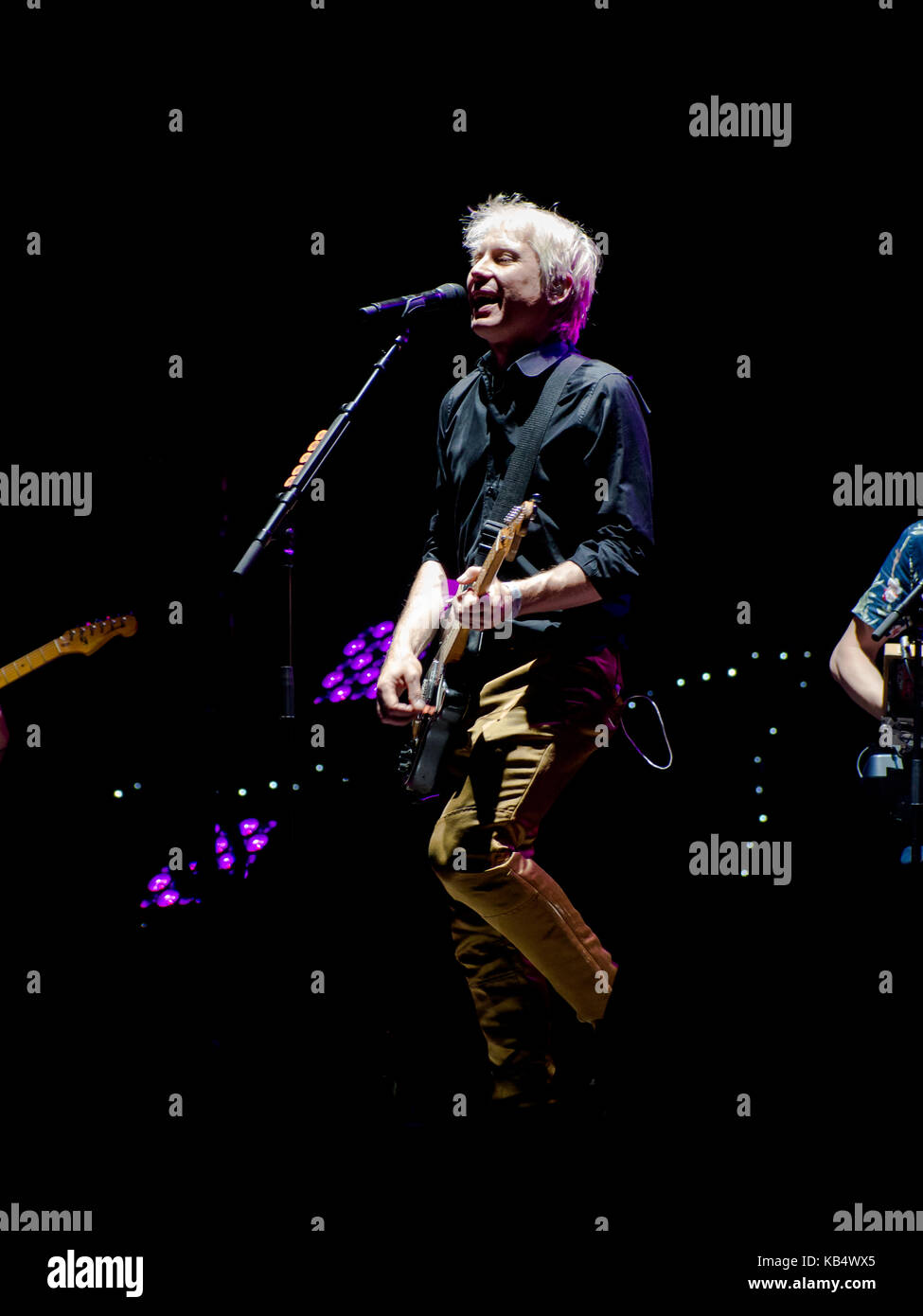 Alex Kapranos von Franz Ferdinand spielt live auf der Bühne beim siegreichen Festival in Portsmouth, England. Stockfoto