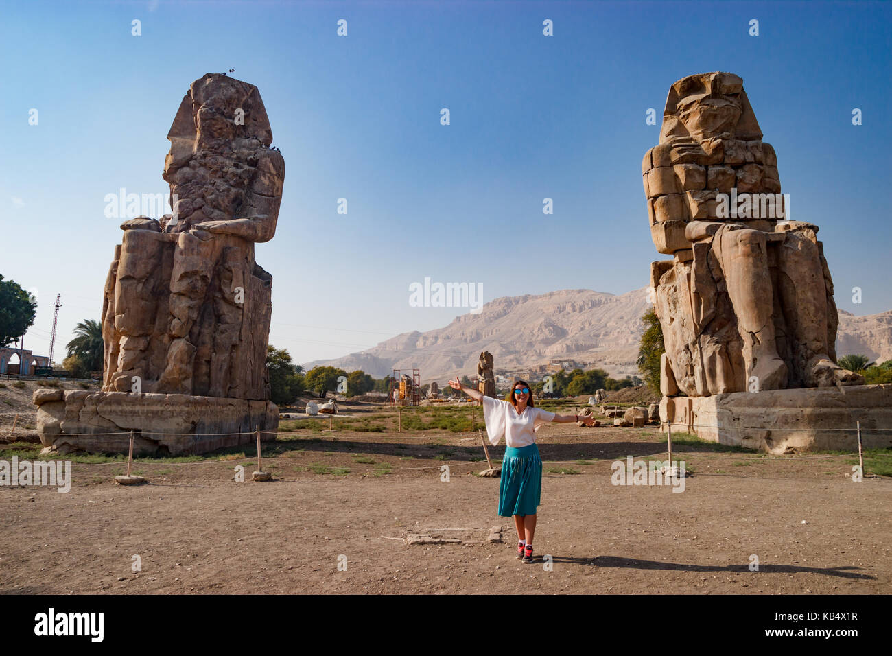 Das Mädchen in der Nähe der Ruinen von Statuen in Luxor, Ägypten Stockfoto