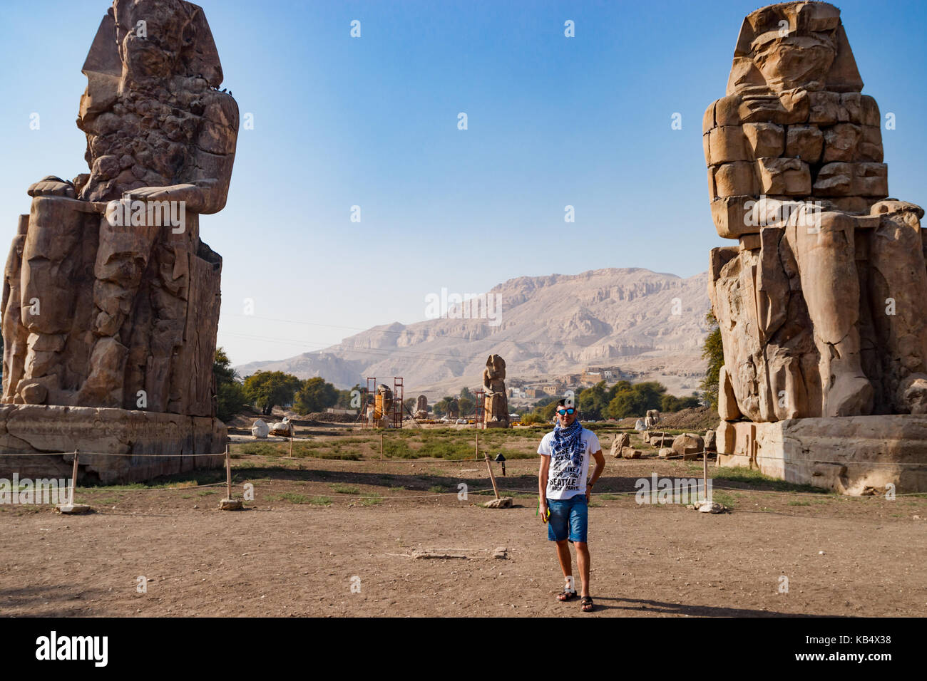 Der Mensch in der Nähe der Ruinen von Statuen in Luxor, Ägypten Stockfoto