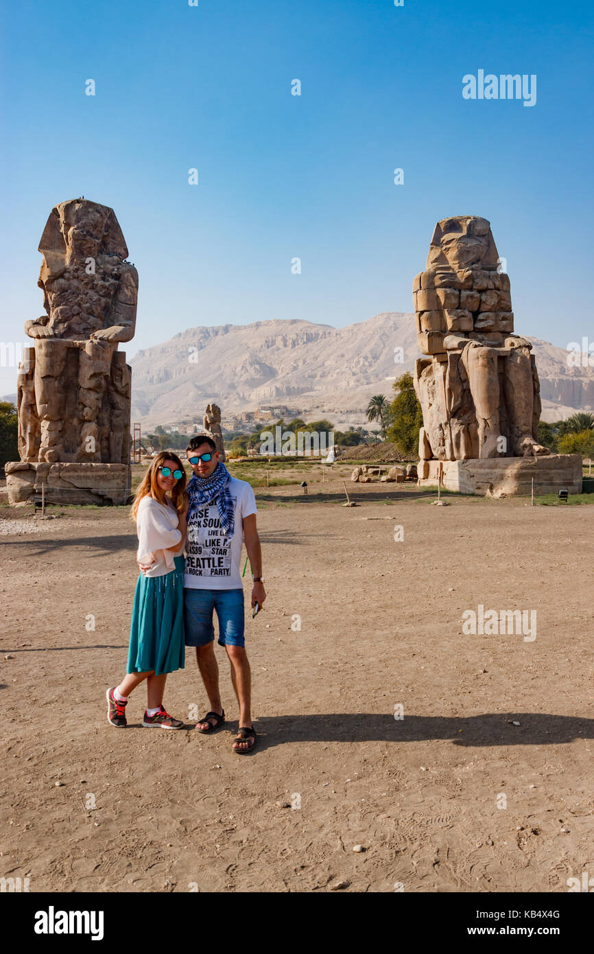 Paar in der Nähe der Ruinen von Statuen in Luxor, Ägypten Stockfoto