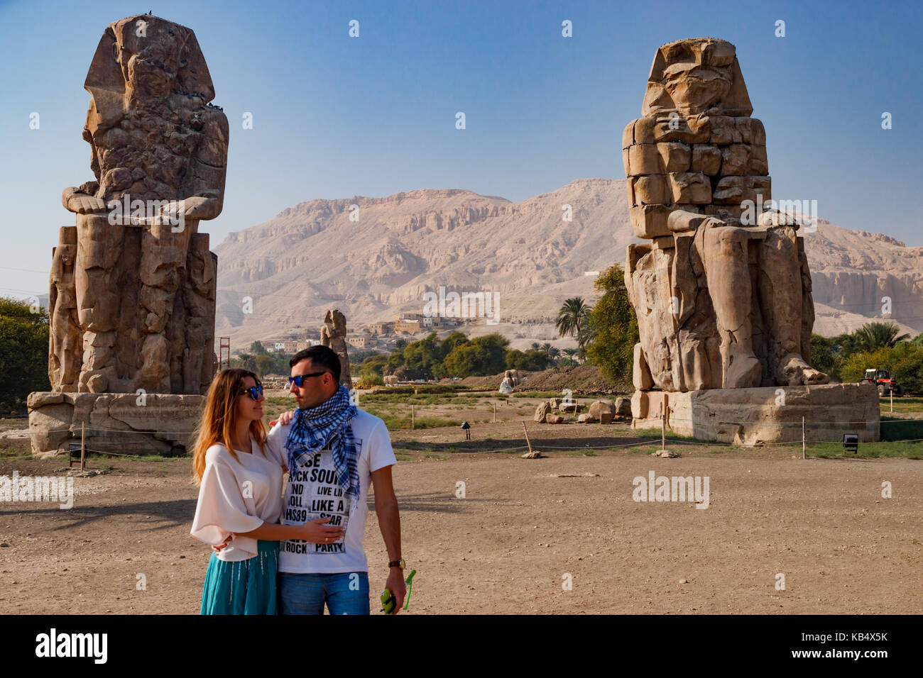 Paar in der Nähe der Ruinen von Statuen in Luxor, Ägypten Stockfoto