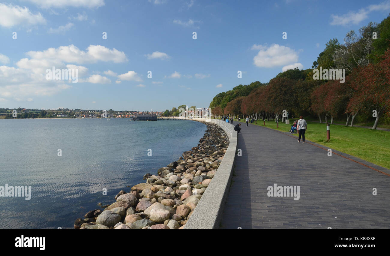 In Sonderborg, Dänemark - 23 September, 2017: Die neu Die gepflasterte Strandpromenade trandpromenaden' mit Menschen genießen Sie einen sonnigen Tag. Stockfoto