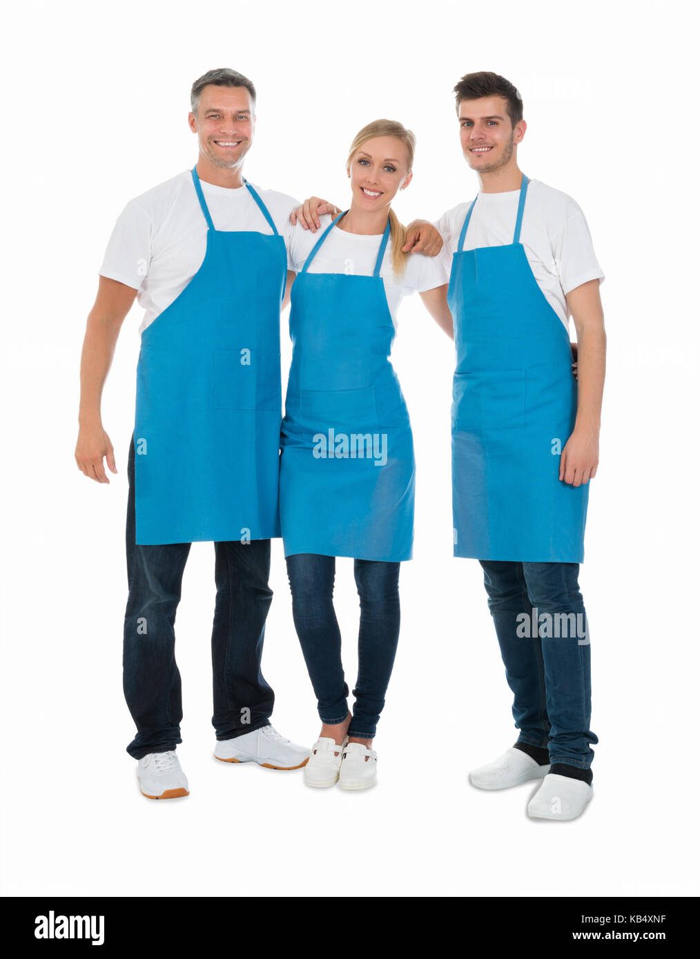 Gruppe von Happy Hausmeister trägt blaue Schürze auf weißem Hintergrund Stockfoto