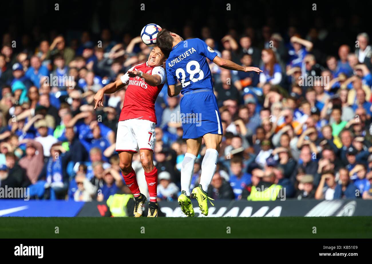 Cesar Azpilicueta von Chelsea mias Für die Kugel mit Alexis Sanchez von Arsenal in der Premier League Spiel zwischen Chelsea und Arsenal an der Stamford Bridge in London. 17 Sep 2017 Stockfoto