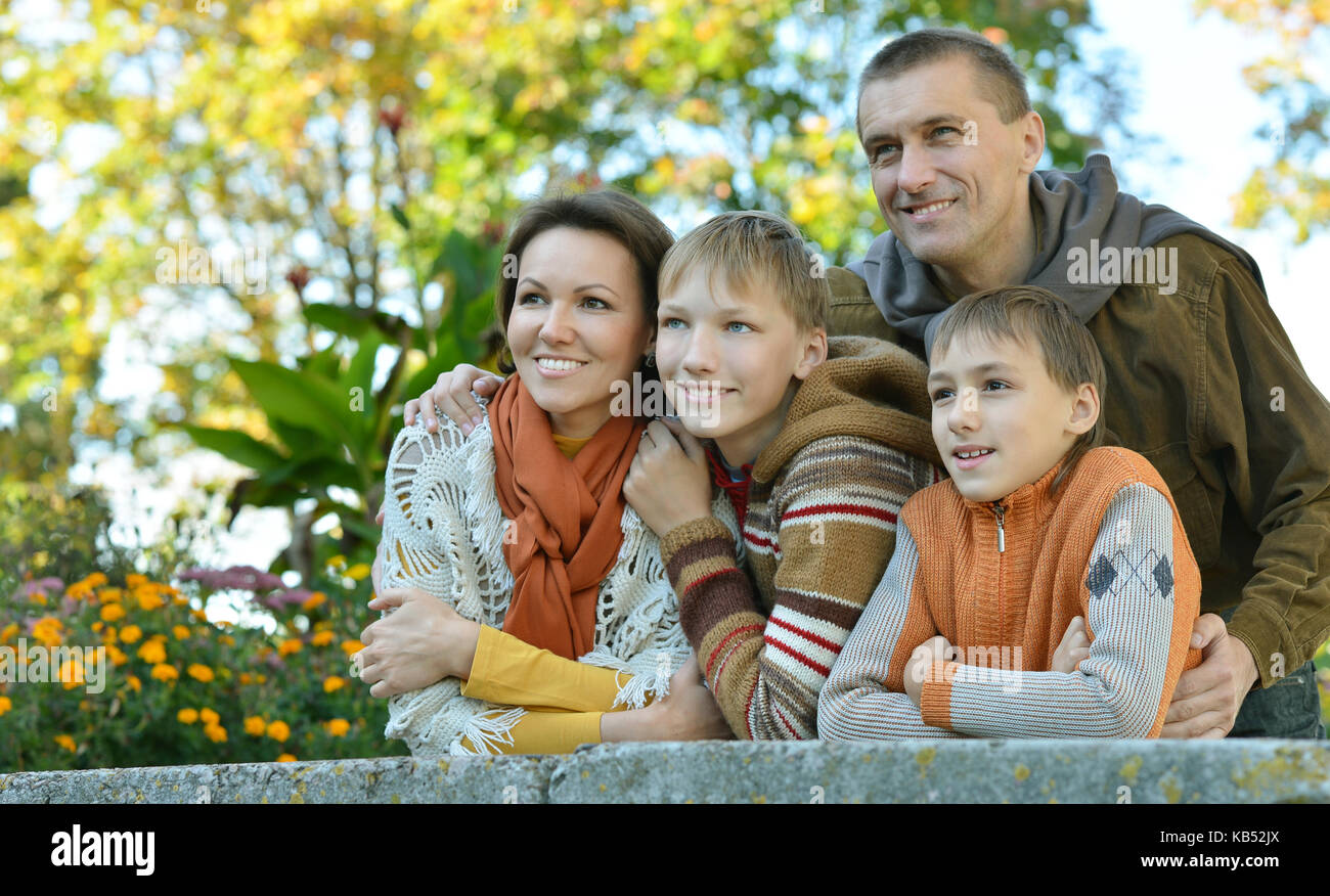 Glückliche Familie Relaxen im Park Stockfoto