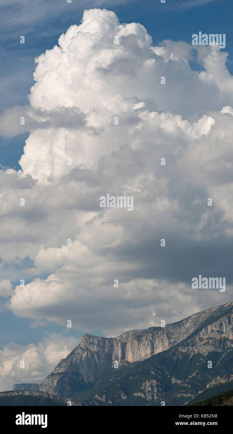 Wolken über Alpen, Frankreich, Rhone-Alpes, Parc Naturel Regional du Vercors Stockfoto