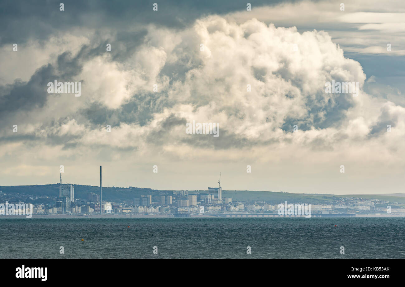 Brauen Gewitterwolken über dem Meer an der Südküste in Großbritannien. Stockfoto