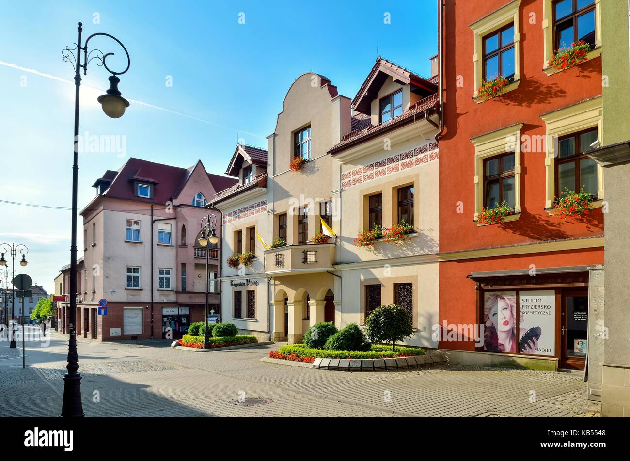 CHRZANOW, Polen - 19. AUGUST 2017: Farbenfrohe Gebäude und Geschäfte in der Innenstadt von Chrzanow, Polen. Stockfoto