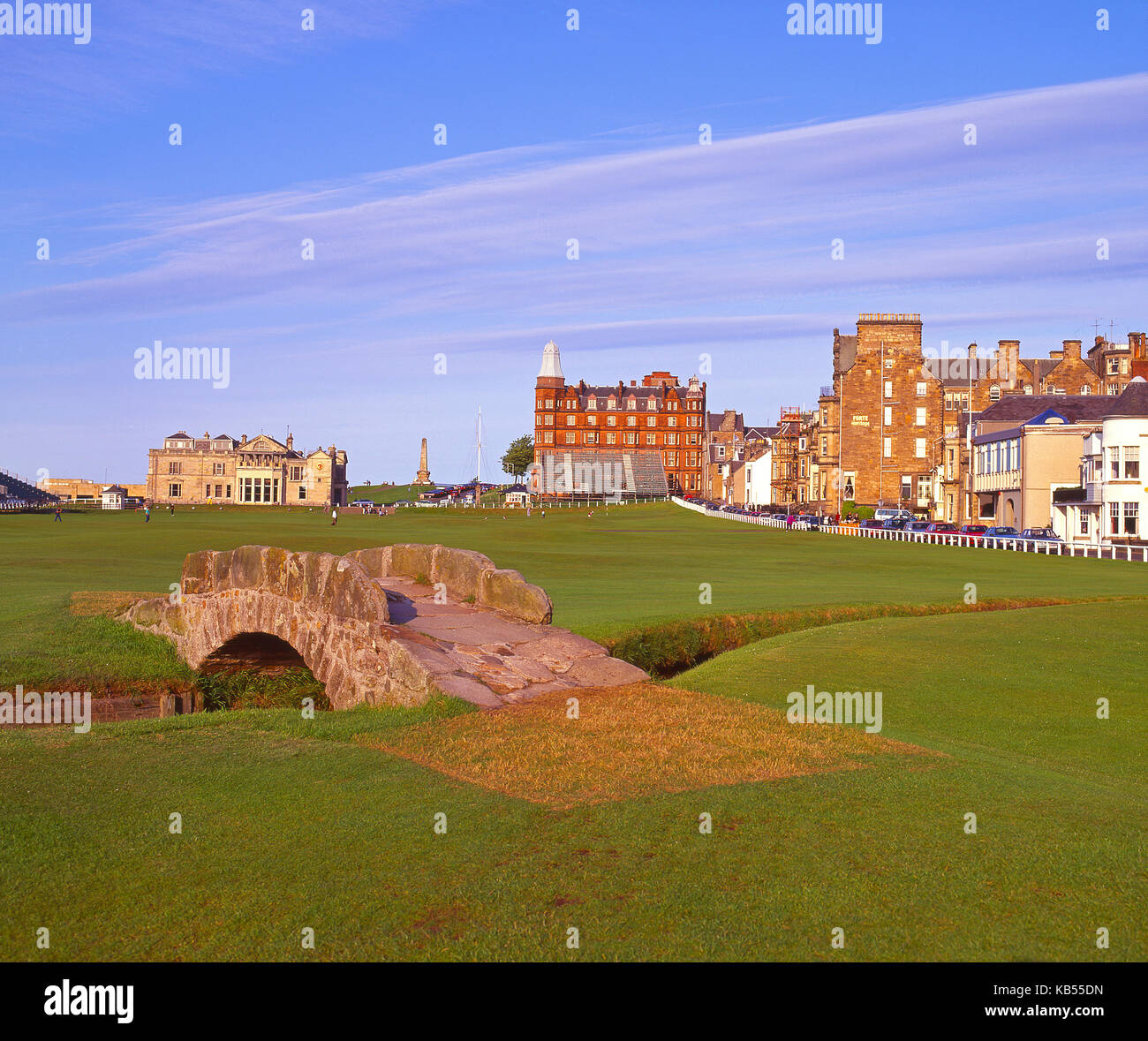 Traditionelle Sicht des Old Course in St Andrews, mit der berühmten Brücke, Fife Stockfoto