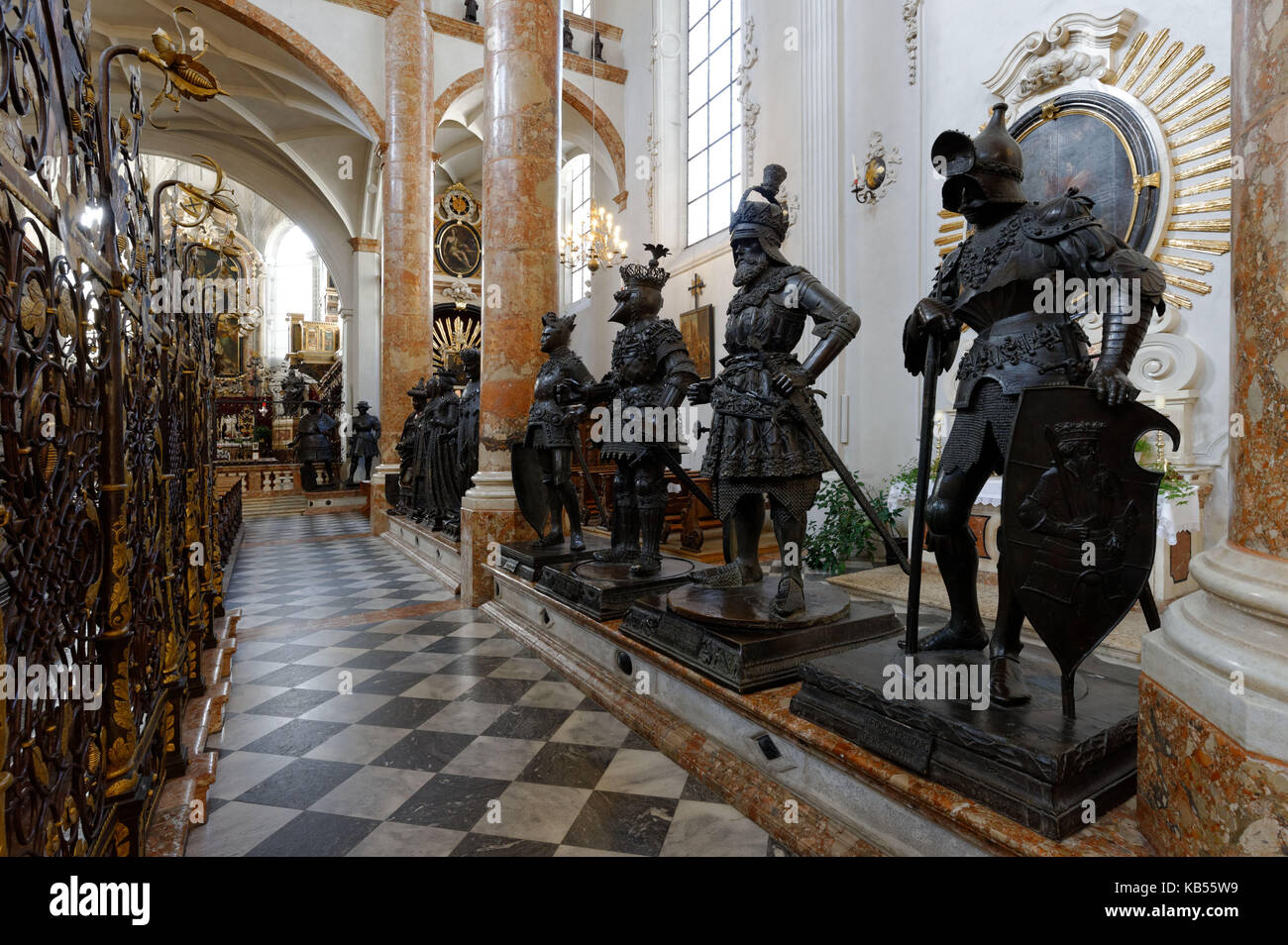 Österreich, Tirol, Innsbruck, Hofkirche, 28 monumentale Bronzestatuen umgeben das Grab des Kaisers Maximilian I., das bedeutendste Kaiserdenkmal Europas Stockfoto