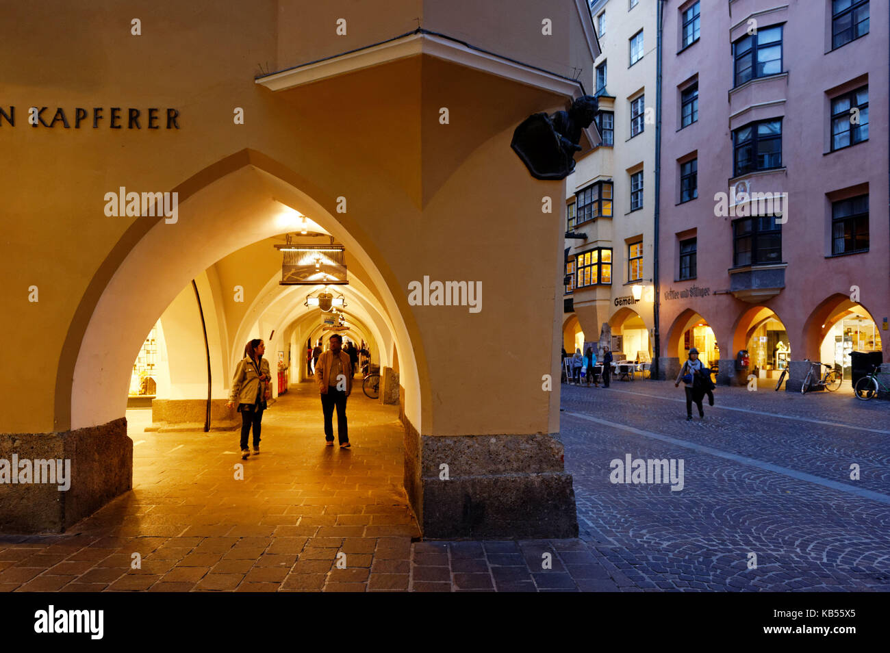Österreich, Tirol, Innsbruck, Herzog-friedrich Straße (street) im historischen Zentrum Stockfoto